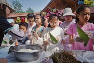 曼晚：曼联本来首发卢克-肖，万比萨卡早上才知道自己要首发